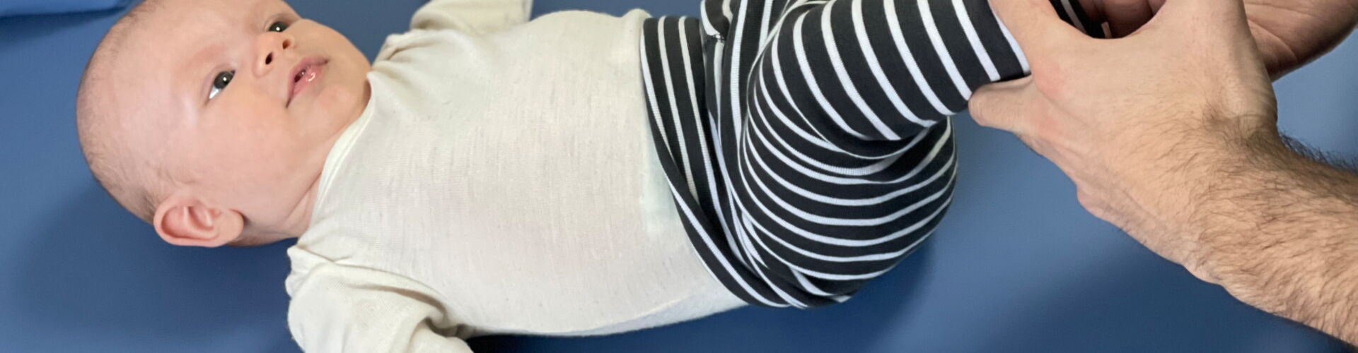 Baby wird am Fuß massiert